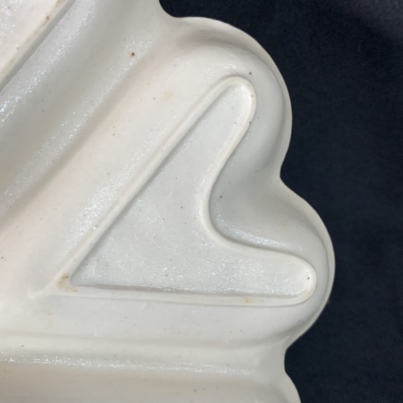 2 Mottahedeh Metropolitan Museum of Art Queensware embossed ceramic 6 heart dish - Picture 10 of 11